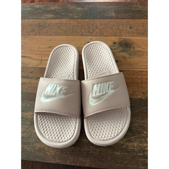 Women's Nike Benassi Rose Pink Silver Slides Slip On Sandals Flats Shoe Size 9 - Picture 1 of 4